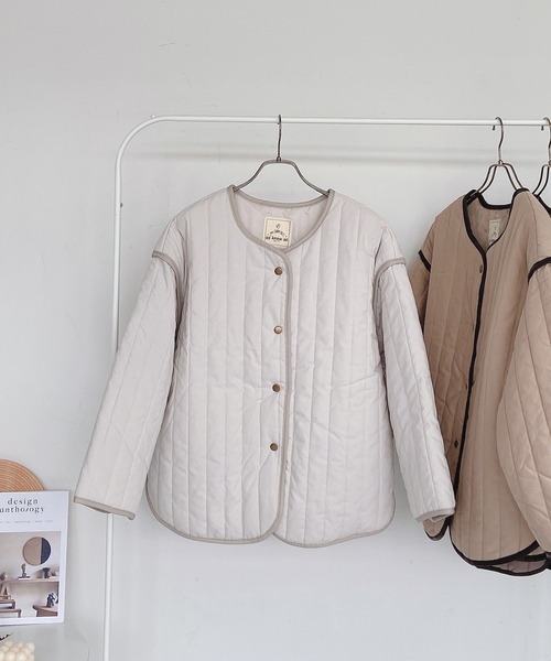 AS KNOW AS plus（アズノゥアズプラス）の「◇縦キルトノーカラージャケット（ノーカラージャケット・レディース・ブラック/ベージュ/アイボリー/モカ・FREE）」の2枚目の写真