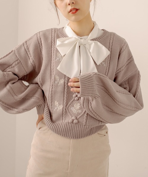 OLIVE des OLIVE（オリーブデオリーブ）の「お花刺繍ケーブルニット（ニット/セーター・レディース・ライトグレー/オフホワイト/ラベンダー・FREE）」の3枚目の写真