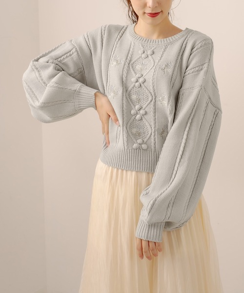 OLIVE des OLIVE（オリーブデオリーブ）の「お花刺繍ケーブルニット（ニット/セーター・レディース・ライトグレー/オフホワイト/ラベンダー・FREE）」の2枚目の写真