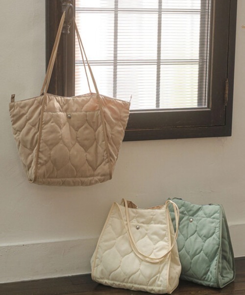 Green　Parks（グリーンパークス）の「・キルトワイドトート＊（トートバッグ・レディース・グリーン/グレイッシュベージュ/アイボリー・FREE）」の3枚目の写真