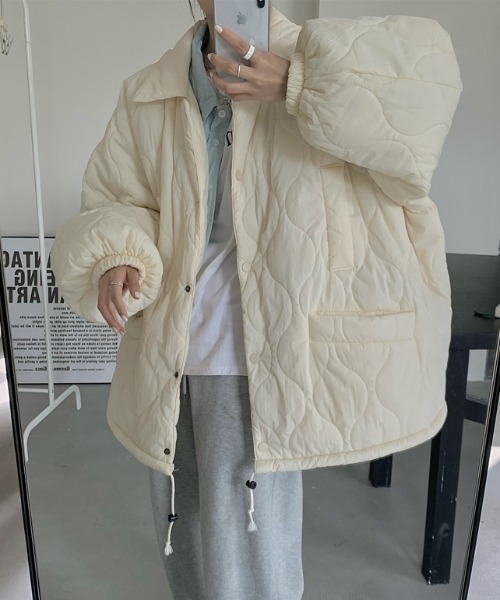 MANGROVE(マングローブ)の「裾ドロストキルティングオーバージャケット(ブルゾン・レディース・アイボリー/ブラック・FREE)」の3枚目の写真
