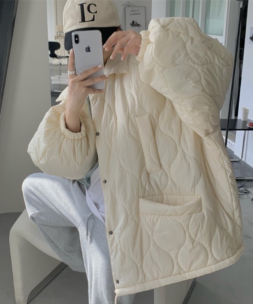 MANGROVE(マングローブ)の「裾ドロストキルティングオーバージャケット(ブルゾン・レディース・アイボリー/ブラック・FREE)」の10枚目の写真