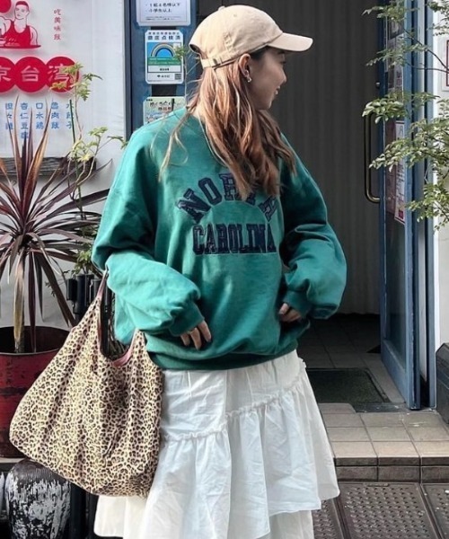 DuKKah（デュカ）の「Dukkah/【低身長向け】オーバーサイズスウェット（スウェット・レディース・サックスブルー/イエロー/グリーン/オートミール/スミクロ・X-SMALL）」の3枚目の写真