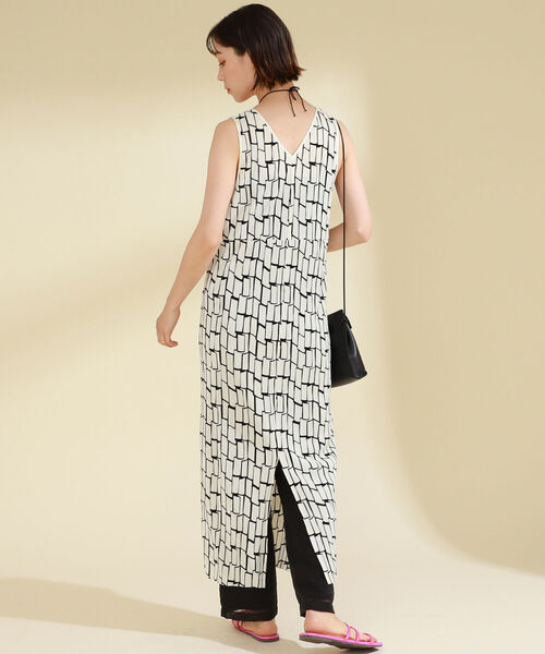 Ray BEAMS（レイビームス）の「Ray BEAMS / プリーツ プリント Vネック ワンピース（ワンピース・レディース・ブラウン/オフホワイト・ONE SIZE）」の4枚目の写真