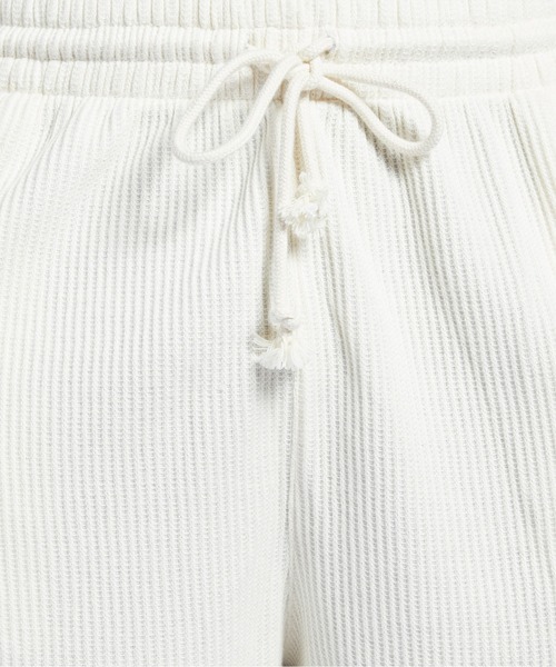 Reebok(リーボック)の「クラシックス ナチュラルダイ ワッフル ショーツ / Classics Natural Dye Waffle Shorts(その他パンツ・メンズ・オフホワイト/ライトグレー・SMALL/MEDIUM/XXX-LARGE/X-SMALL/XX-LARGE/LARGE/X-LARGE)」の4枚目の写真