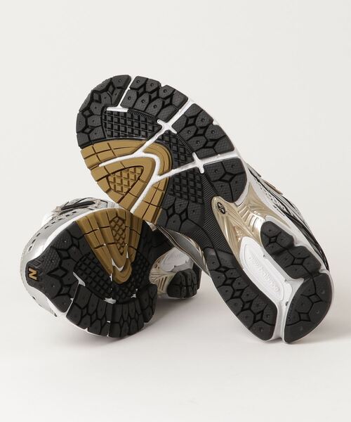 NEW BALANCE(ニューバランス)の「M1906R(スニーカー・メンズ・シルバー・22.5cm/23.0cm/24.5cm/25.0cm/25.5cm/26.0cm/27.5cm/28.0cm/28.5cm/29.0cm/22.0cm/30.0cm/26.5cm/27.0cm/23.5cm/24.0cm)」の3枚目の写真