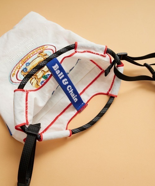 Ball&Chain（ボールアンドチェーン）の「[BALL&CHAIN/ボールアンドチェーン] DELICIOUS 刺繍デザインナイロンバッグ スモールサイズ（ショルダーバッグ・レディース・ホワイト・ONE SIZE）」の9枚目の写真