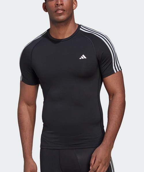 adidas（アディダス）の「テックフィット スリーストライプス