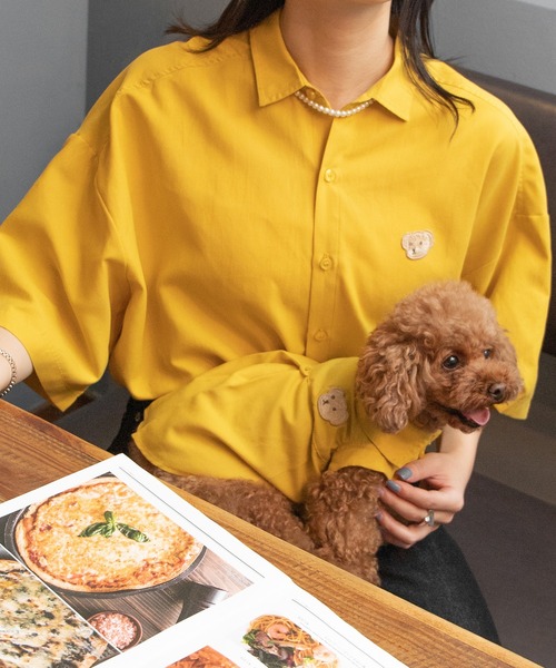 PairPair（ペアペア）の「【ペットとリンクコーデ】クマワッペンレギュラーシャツ（シャツ/ブラウス・メンズ・オフホワイト/マスタード・FREE）」の2枚目の写真