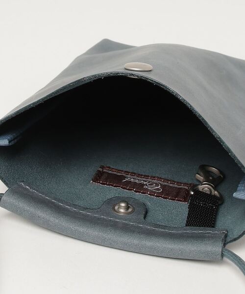 Creed（クリード）の「【creed/クリード】MOSTRO (モストロ)　ネックポーチ（ショルダーバッグ・レディース・キャメル/グリーン/ブラック/ワイン/ブルー/グレー・FREE）」の9枚目の写真