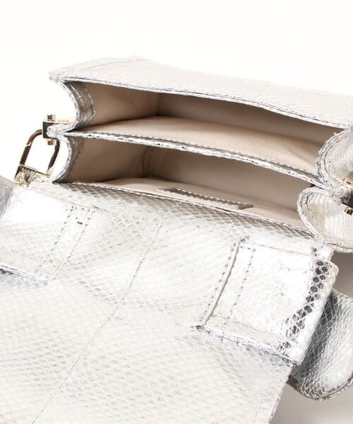 Ted Baker(テッドベーカー)の「NYATI ソフトレザー リボン ミニ クロスボディバッグ(シルバー)(ショルダーバッグ・レディース・シルバー・O/S)」の5枚目の写真