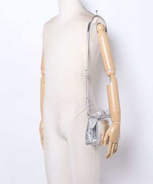 Ted Baker(テッドベーカー)の「NYATI ソフトレザー リボン ミニ クロスボディバッグ(シルバー)(ショルダーバッグ・レディース・シルバー・O/S)」の4枚目の写真