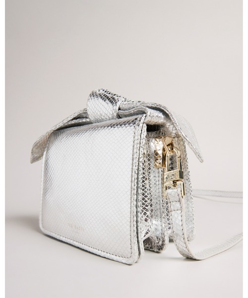 Ted Baker(テッドベーカー)の「NYATI ソフトレザー リボン ミニ クロスボディバッグ(シルバー)(ショルダーバッグ・レディース・シルバー・O/S)」の8枚目の写真