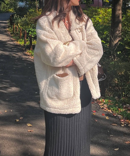 Lamoa（ラモア）の「Lamoa/ビックシルエット ボア ジャケット コート（ムートンコート・レディース・アイボリー/ライトグリーン/ブルー/ピンク・FREE）」の2枚目の写真