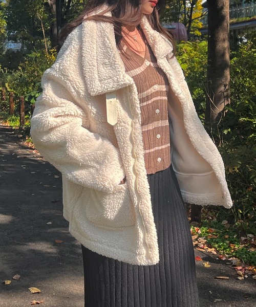 Lamoa（ラモア）の「Lamoa/ビックシルエット ボア ジャケット コート（ムートンコート・レディース・アイボリー/ライトグリーン/ブルー/ピンク・FREE）」の7枚目の写真