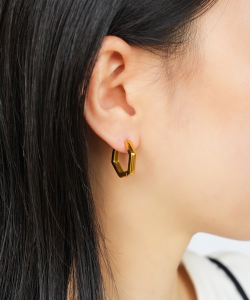 IAMUSE(アイアミューズ)の「金属アレルギー対応 ヘキサゴンフープピアス S0870【IAMUSE】(ピアス(両耳用)・レディース・シルバー/ゴールド・FREE)」の1枚目の写真