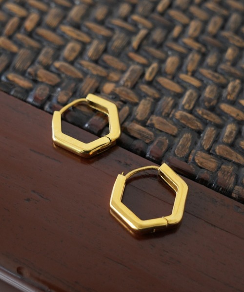 IAMUSE(アイアミューズ)の「金属アレルギー対応 ヘキサゴンフープピアス S0870【IAMUSE】(ピアス(両耳用)・レディース・シルバー/ゴールド・FREE)」の6枚目の写真