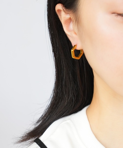 IAMUSE(アイアミューズ)の「金属アレルギー対応 ヘキサゴンフープピアス S0870【IAMUSE】(ピアス(両耳用)・レディース・シルバー/ゴールド・FREE)」の3枚目の写真