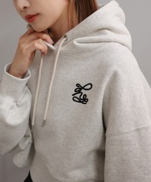 one after another NICE CLAUP | カレッジスタイルにおすすめ。NCロゴ刺繍ショートパーカー(パーカー)