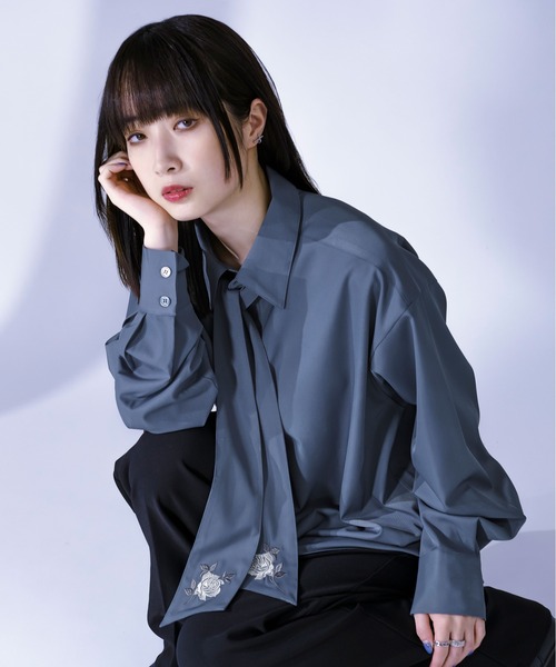 Ellno Loset（エルノロゼット）の「フラワーボウタイシャツ（シャツ/ブラウス・メンズ・ブルーグレー/オフホワイト/ブラック・MEDIUM/LARGE）」の3枚目の写真