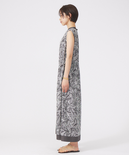 qualite（カリテ）の「プランツ柄ロングワンピース（ワンピース・レディース・チャコールグレー・フリー）」の3枚目の写真