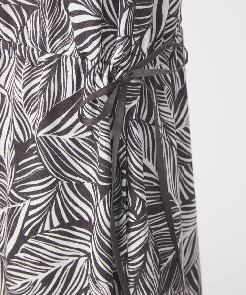 qualite（カリテ）の「プランツ柄ロングワンピース（ワンピース・レディース・チャコールグレー・フリー）」の7枚目の写真