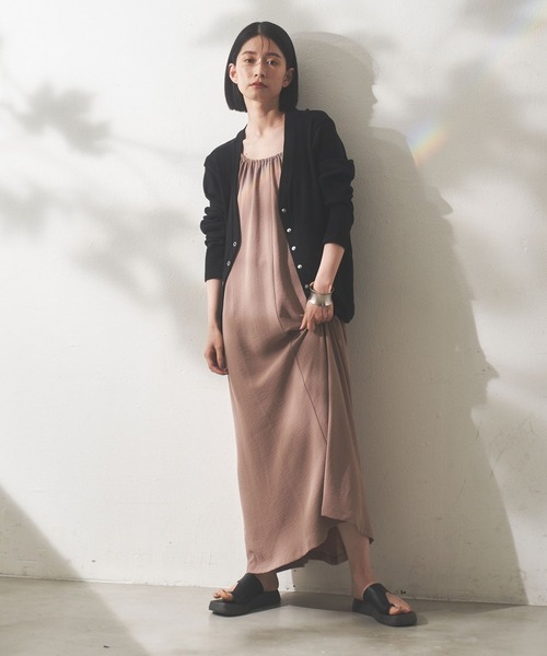 Shelly island(シェリーアイランド)の「バッククロスキャミワンピ(ワンピース・レディース・ベージュ/ブラック/ブルー・FREE)」の2枚目の写真