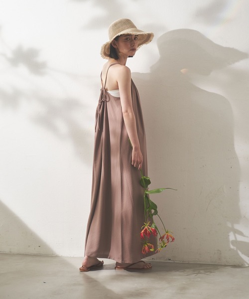 Shelly island(シェリーアイランド)の「バッククロスキャミワンピ(ワンピース・レディース・ベージュ/ブラック/ブルー・FREE)」の14枚目の写真