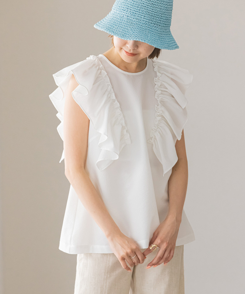 U by SPICK&SPAN(ユーバイスピックアンドスパン)の「フリルノースリブラウス(シャツ/ブラウス・レディース・ブルー/ホワイト/ブラック・FREE)」の2枚目の写真