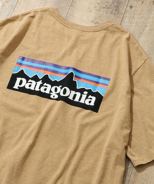 patagonia(パタゴニア)の「【Patagonia/パタゴニア】P-6 Logo Responsibili-Short sleeve Tee/P-6ロゴ レスポンシビリティー ショートスリーブTシャツ(Tシャツ/カットソー・メンズ・ライトグリーン/イエロー/ブルー/ダークオレンジ/ネイビー/ブラック/ホワイト/ダークブルー/ダークグリーン/ブルー系2/ブルー系1/タン/ブルー系3/グレー/ピンク/ネイビー系1/ベージュ/グリーン・S/M/L/XL/XXL/XS)」の4枚目の写真