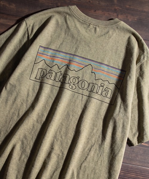 patagonia(パタゴニア)の「【Patagonia/パタゴニア】P-6 Logo Responsibili-Short sleeve Tee/P-6ロゴ レスポンシビリティー ショートスリーブTシャツ(Tシャツ/カットソー・メンズ・ライトグリーン/イエロー/ブルー/ダークオレンジ/ネイビー/ブラック/ホワイト/ダークブルー/ダークグリーン/ブルー系2/ブルー系1/タン/ブルー系3/グレー/ピンク/ネイビー系1/ベージュ/グリーン/グリーン系その他/イエロー系1・S/M/L/XL/XXL/XS)」の9枚目の写真