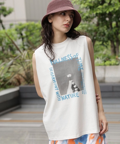 LAKOLE（ラコレ）の「フォトレタリングスリーブレスT / 963219（Tシャツ/カットソー・レディース・ブラック/グレー/ホワイト系5/ホワイト系6・SMALL/MEDIUM）」の3枚目の写真