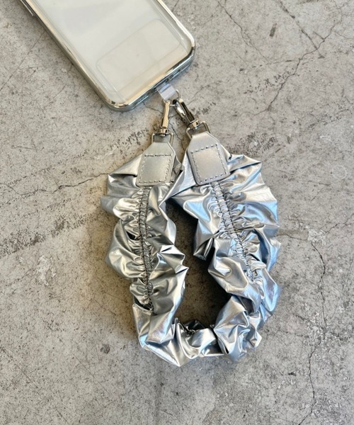 Me%(ミィパーセント)の「【ストラップシート付き】ナイロンシュシュハンドルストラップ 972393(スマホグッズ・レディース・アイボリー/ブラック/シルバー/グレー系その他・FREE)」の3枚目の写真