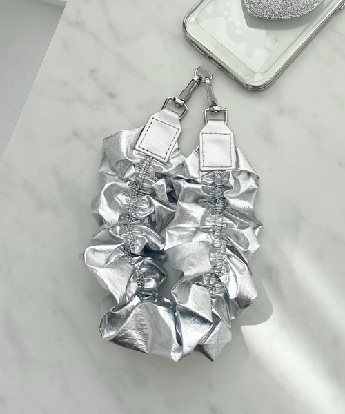 Me%(ミィパーセント)の「【ストラップシート付き】ナイロンシュシュハンドルストラップ 972393(スマホグッズ・レディース・アイボリー/ブラック/シルバー/グレー系その他・FREE)」の4枚目の写真