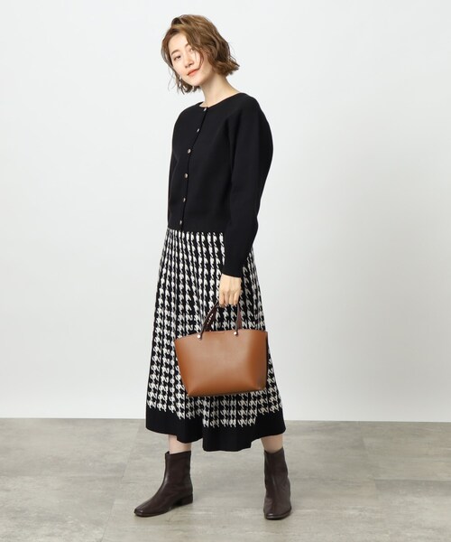 grove（グローブ）の「◆ゴールドボタンが華やか見え！前後2WAYで着回し上手なカーディガン（カーディガン/ボレロ・レディース・オフホワイト/ナチュラル/ブラック/サックスブルー・02/03/05/01/04）」の5枚目の写真