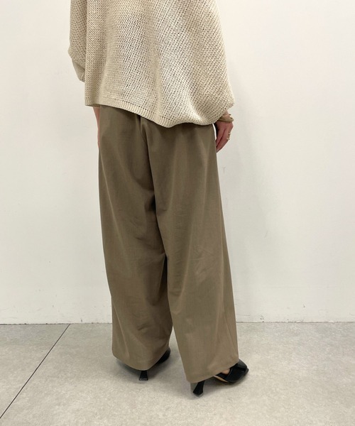 off-whiteグレーパンツ Omekashi（オメカシ）の「ワイドラップパンツ（スラックス）」 - WEAR
