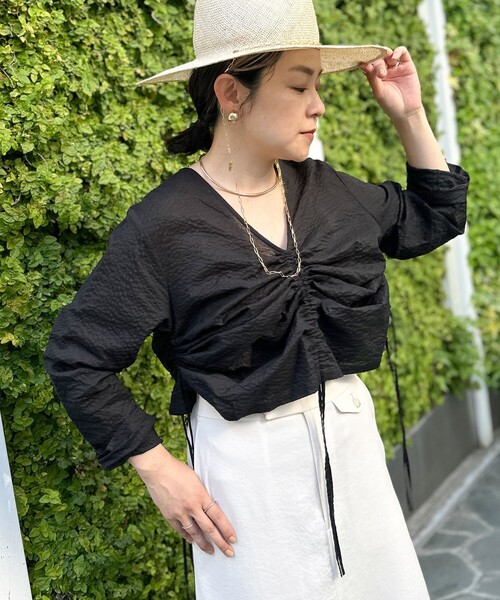 Rie Miller(リエミラー)の「シャーリング2WAYブラウス(シャツ/ブラウス・レディース・グリーン/ブラック/ホワイト・38)」の2枚目の写真