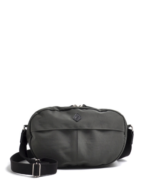 CLEDRAN(クレドラン)の「【軽量 多機能ポケット】CL3689 PELI OVAL SHOULDER(ショルダーバッグ・レディース・ブルー/ブラック/イエロー/ダークベージュ/チャコールグレー・FREE)」の2枚目の写真