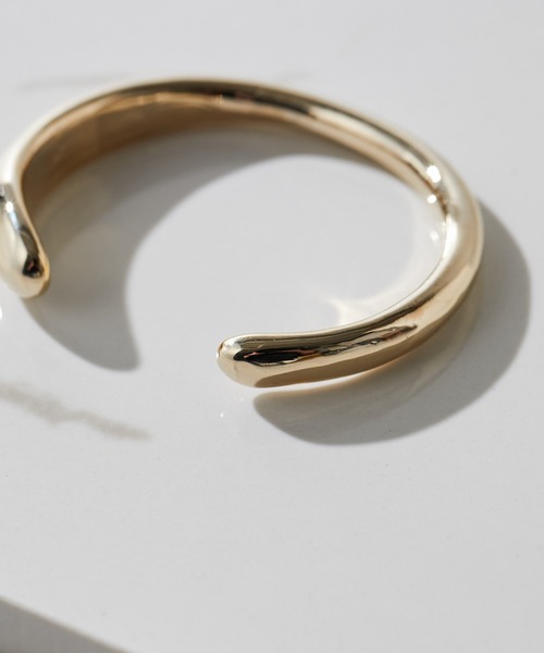 PAPILLONNER（パピヨネ）の「ラウンドオープンバングル（バングル/リストバンド・レディース・ゴールド/シルバー・FREE）」の3枚目の写真