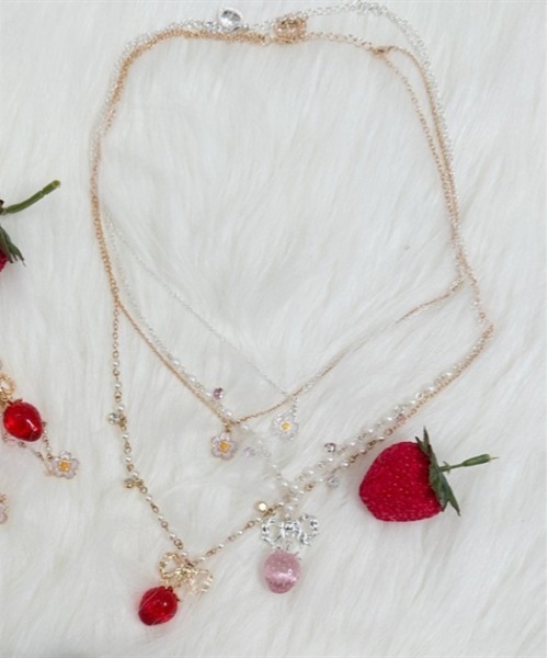 axes femme POETIQUE（アクシーズファムポエティック）の「ストロベリーネックレス（ネックレス・レディース・ゴールド/シルバー・FREE）」の3枚目の写真