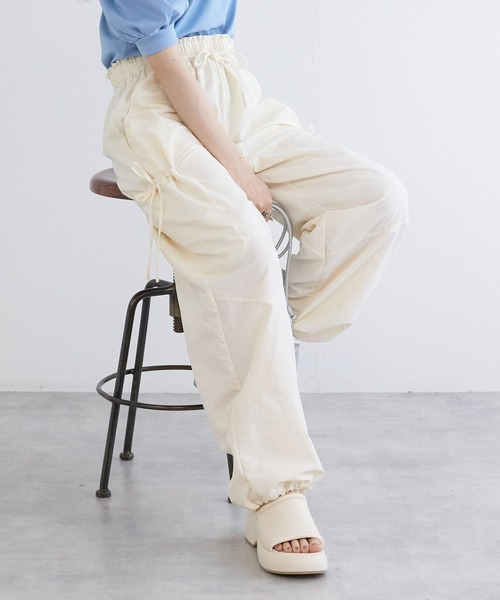 w closet(ダブルクローゼット)の「リボンポケットカーゴパンツ(カーゴパンツ・レディース・ピンク/アイボリー/ブラック・FREE)」の2枚目の写真