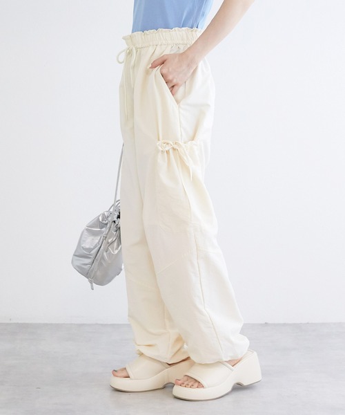 w closet(ダブルクローゼット)の「リボンポケットカーゴパンツ(カーゴパンツ・レディース・ピンク/アイボリー/ブラック・FREE)」の7枚目の写真