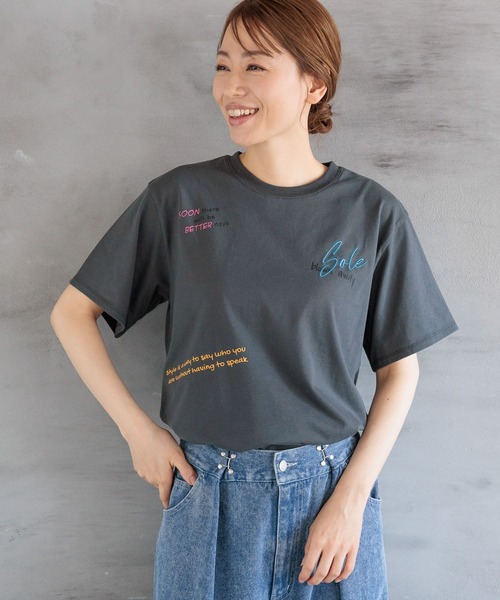 LAKOLE（ラコレ）の「ラフタッチランダムロゴT / 136061（Tシャツ/カットソー・レディース・ベージュ/チャコール/オフホワイト・SMALL/MEDIUM）」の2枚目の写真