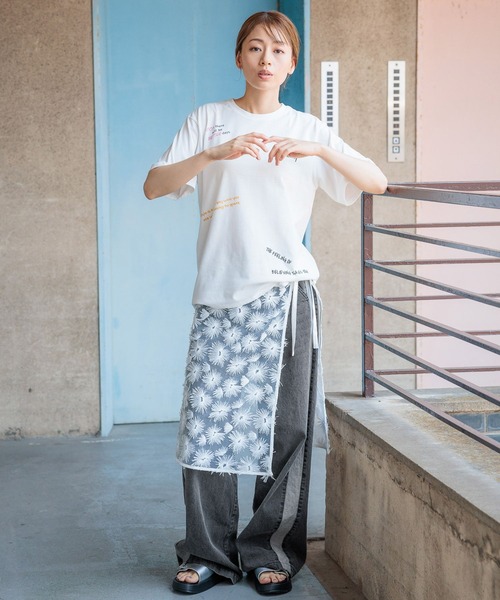 LAKOLE（ラコレ）の「ラフタッチランダムロゴT / 136061（Tシャツ/カットソー・レディース・ベージュ/チャコール/オフホワイト・SMALL/MEDIUM）」の5枚目の写真