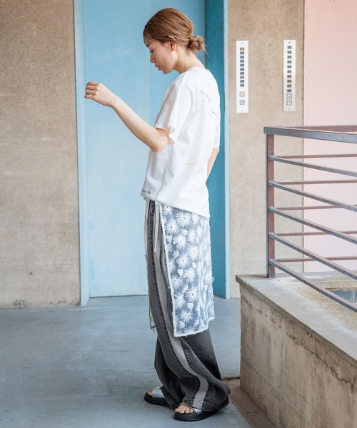 LAKOLE（ラコレ）の「ラフタッチランダムロゴT / 136061（Tシャツ/カットソー・レディース・ベージュ/チャコール/オフホワイト・SMALL/MEDIUM）」の6枚目の写真