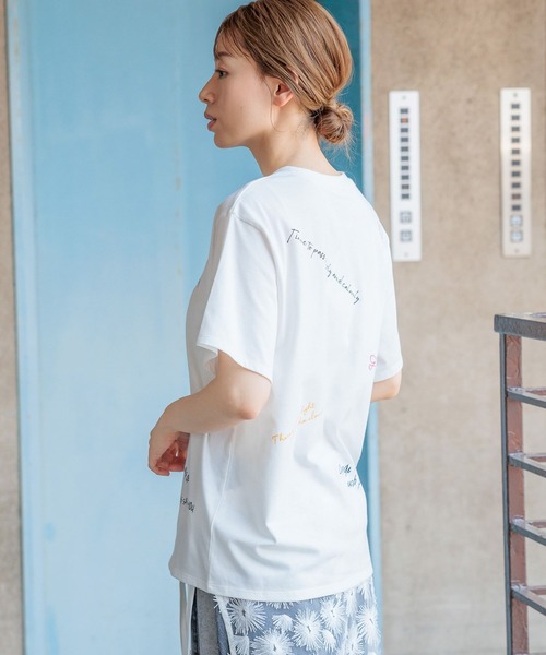 LAKOLE（ラコレ）の「ラフタッチランダムロゴT / 136061（Tシャツ/カットソー・レディース・ベージュ/チャコール/オフホワイト・SMALL/MEDIUM）」の8枚目の写真