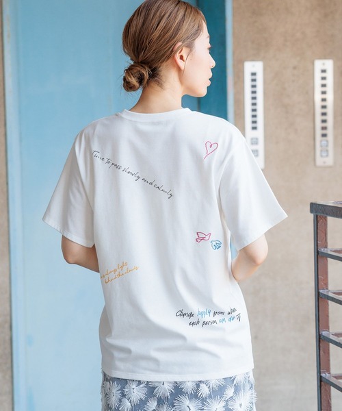 LAKOLE（ラコレ）の「ラフタッチランダムロゴT / 136061（Tシャツ/カットソー・レディース・ベージュ/チャコール/オフホワイト・SMALL/MEDIUM）」の9枚目の写真