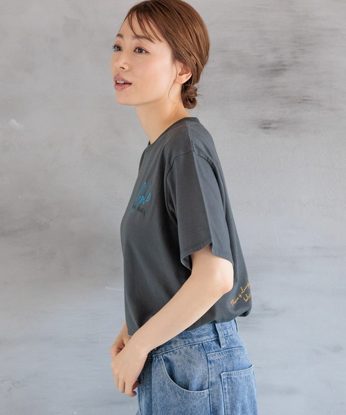 LAKOLE（ラコレ）の「ラフタッチランダムロゴT / 136061（Tシャツ/カットソー・レディース・ベージュ/チャコール/オフホワイト・SMALL/MEDIUM）」の17枚目の写真