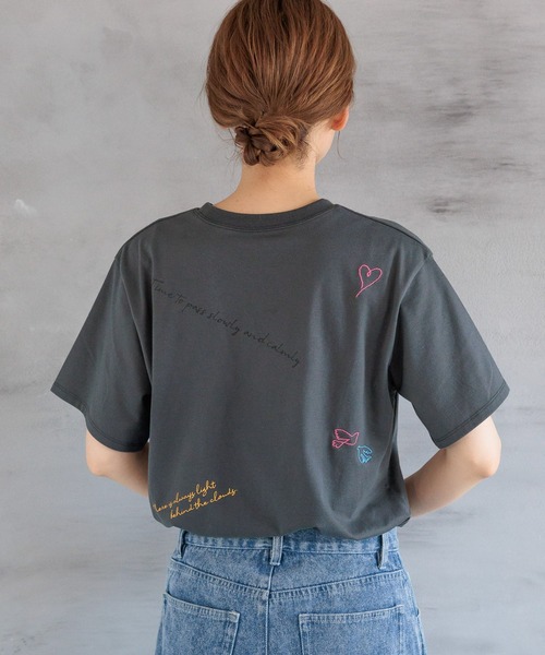 LAKOLE（ラコレ）の「ラフタッチランダムロゴT / 136061（Tシャツ/カットソー・レディース・ベージュ/チャコール/オフホワイト・SMALL/MEDIUM）」の18枚目の写真