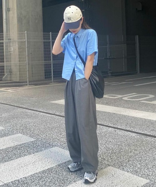 ISOOK(アイスー)の「コンパクト半袖シャツ(kiharu select) / カラーシャツ 青シャツ 無地 シンプル ノームコア コンパクトシャツ クロップド丈 ショート丈 マニッシュ(シャツ/ブラウス・レディース・ホワイト/ブルー・FREE)」の8枚目の写真